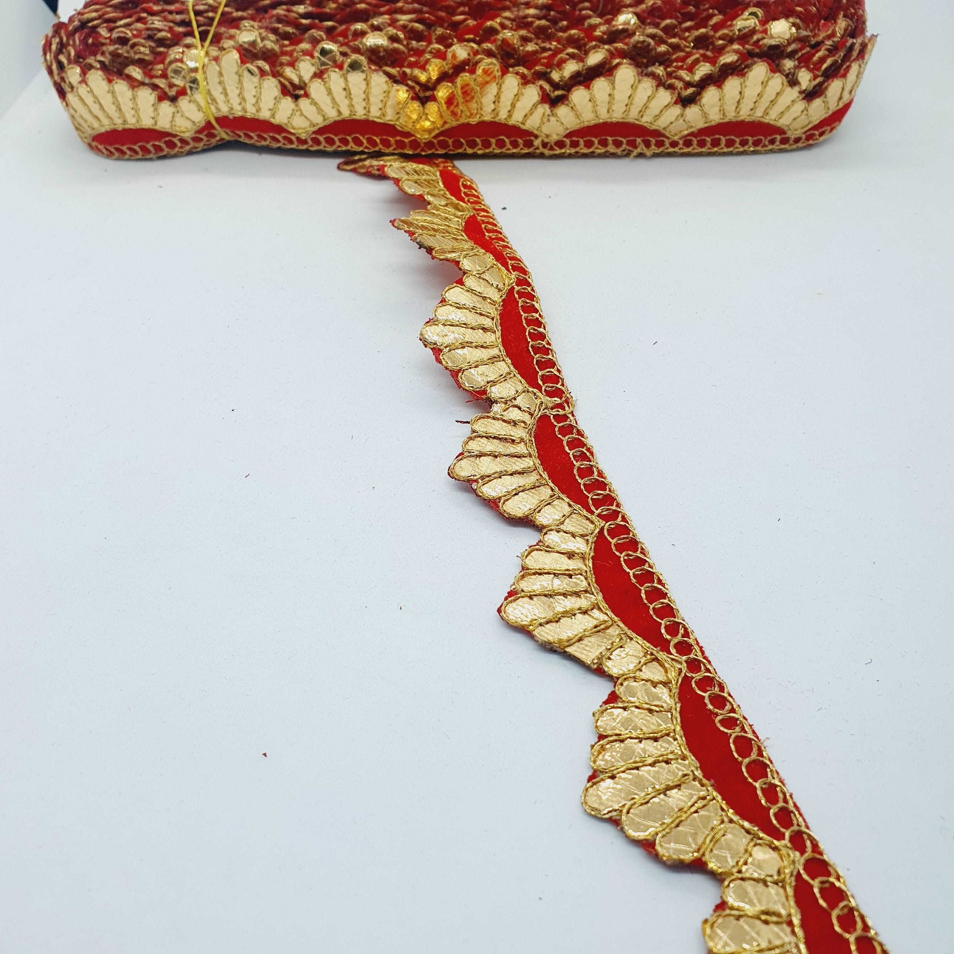 1m red velour & gold metallic trim scallop braid ~3cm