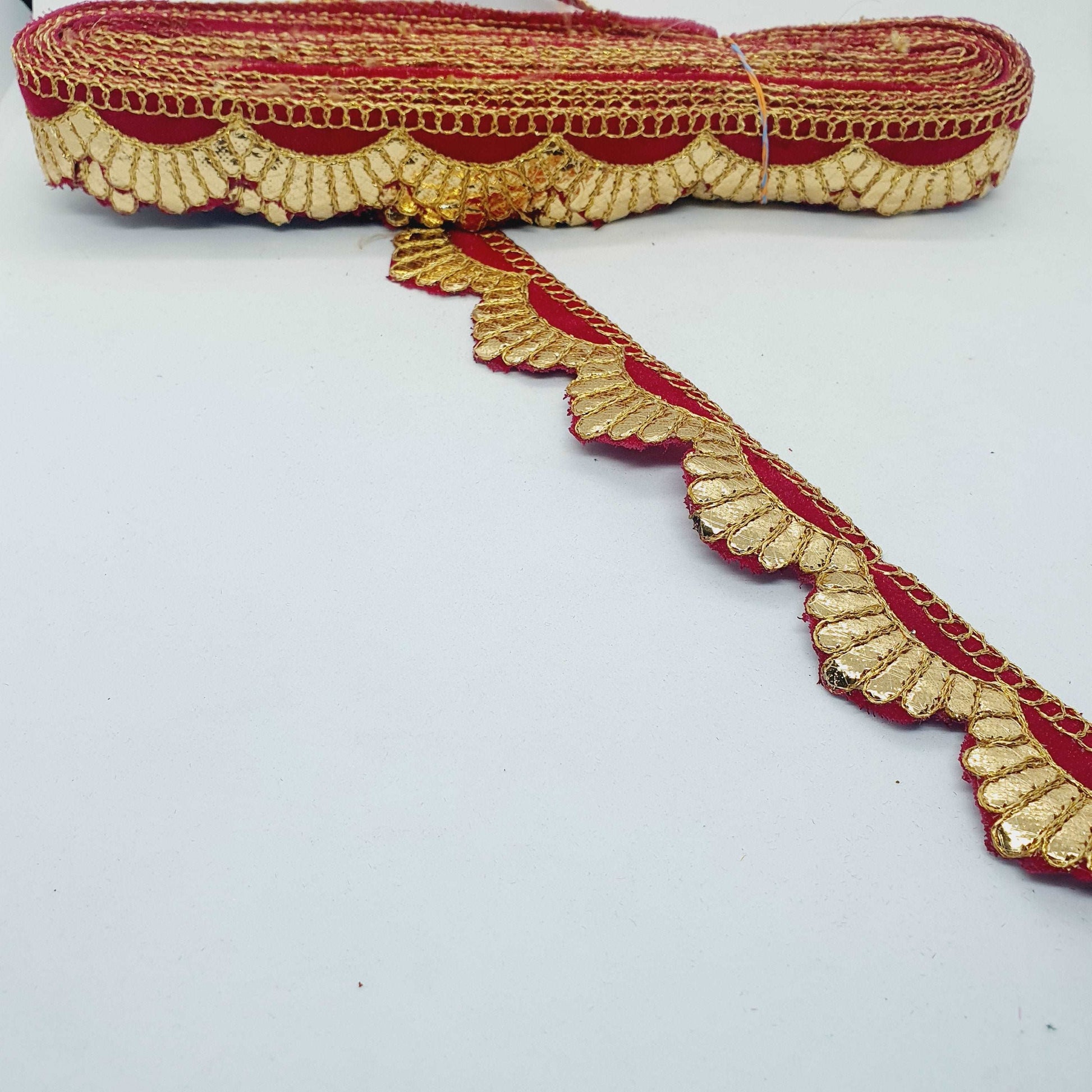 1m wine red velour & gold metallic trim scallop braid ~3cm