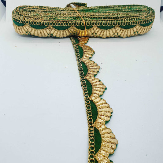 1m green velour & gold metallic trim scallop braid ~3cm